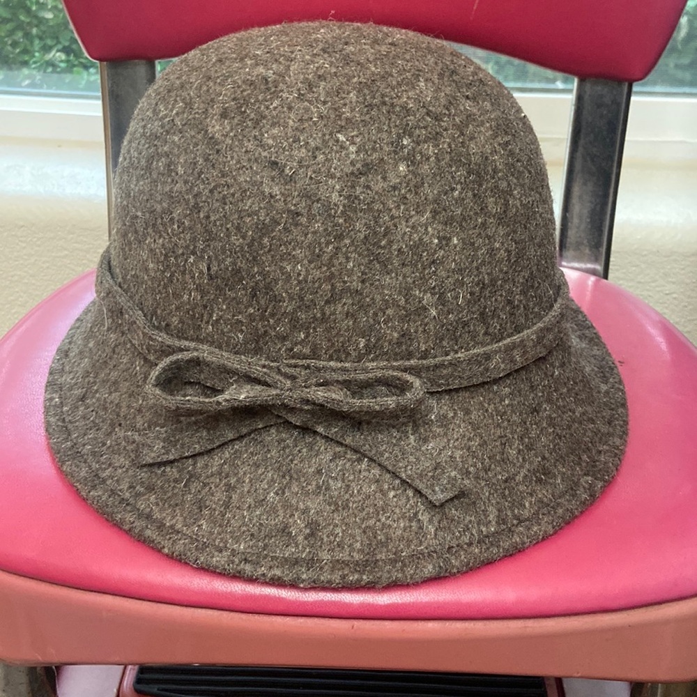 Cute hate, 43% wool, made in Italy.